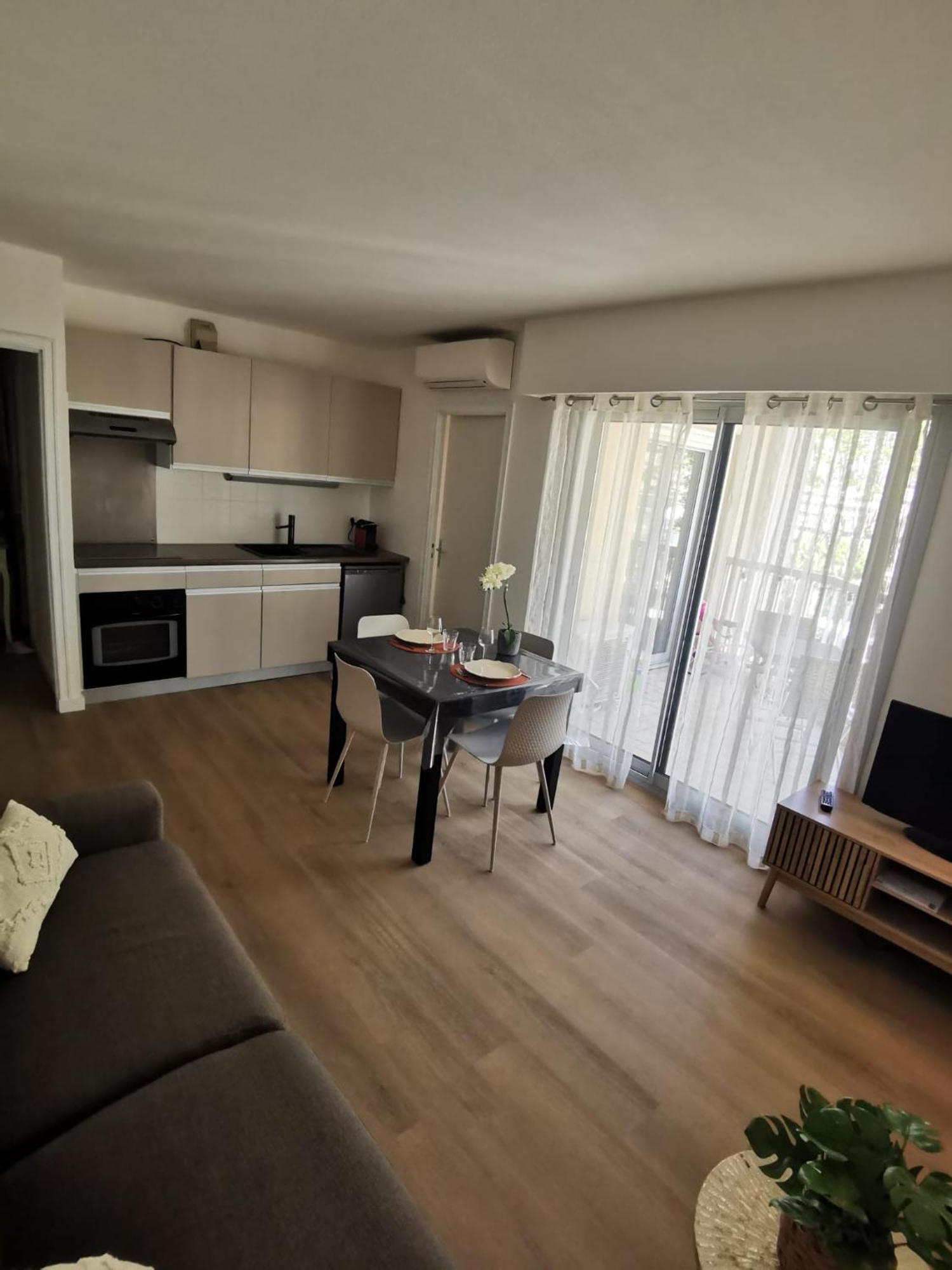 Dans Résidence Privée De Standing Au Bord De